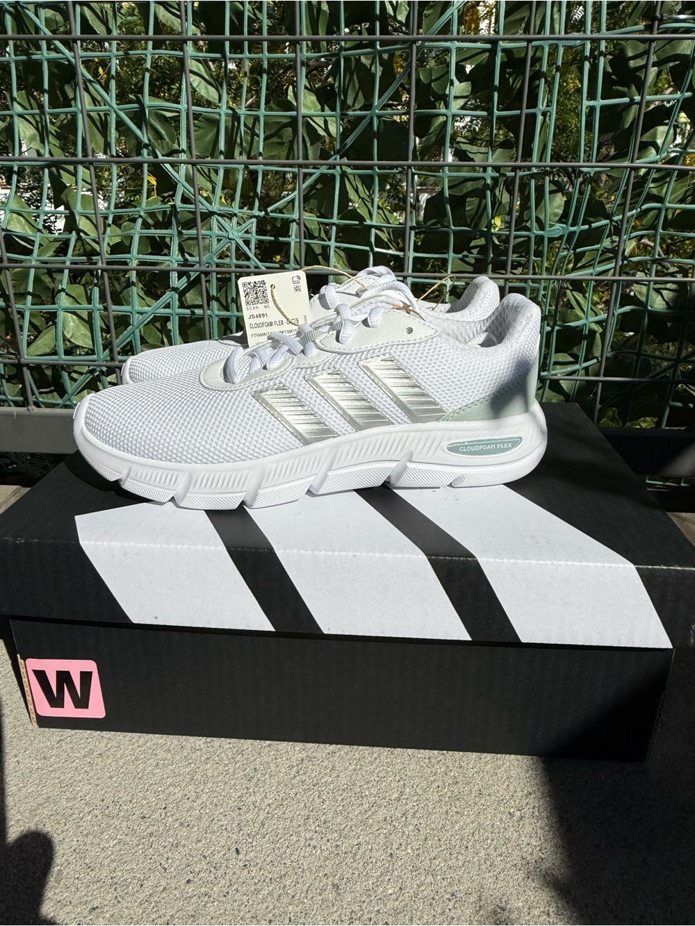 adidas Women’s White Mesh Cloudfoam Athletic Sneakers in 6.5 wide